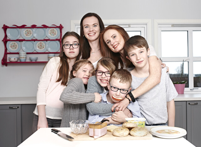 SØSKENKJÆRLIGHET: Her bor søstrene Kristi og Guro med barna Rebekka (13), Oliver (12), Emma (snart 11), Selma (8) og Martinus (7) som en familie. – Det er helt rørende å se fellesskapet mellom barna, sier mødrene.
Foto: Geir Dokken SØSKENKJÆRLIGHET: Her bor søstrene Kristi og Guro med barna Rebekka (13), Oliver (12), Emma (snart 11), Selma (8) og Martinus (7) som en familie. – Det er helt rørende å se fellesskapet mellom barna, sier mødrene.
Foto: Geir Dokken